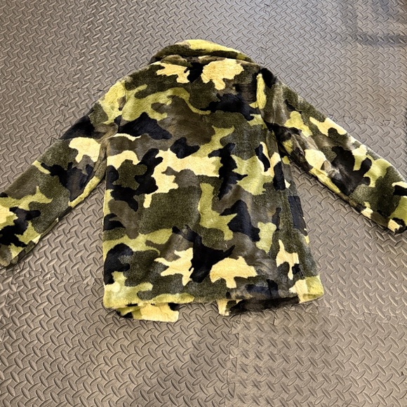 John + Jenn womens Camouflage Faux Fur Coat - Picture 5 of 5